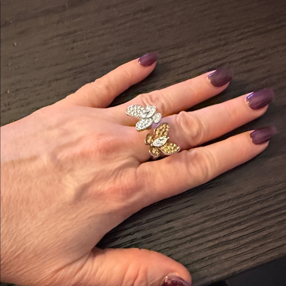 Elegant Gold and Silver 🦋 Ring